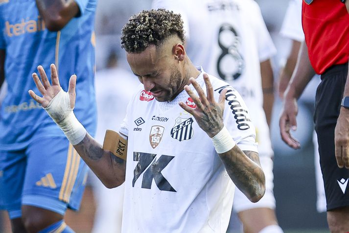 Neymar Junior fagnar sigri Santos í lokaumferðinni og um leið að sætið í deildinni væri tryggt.