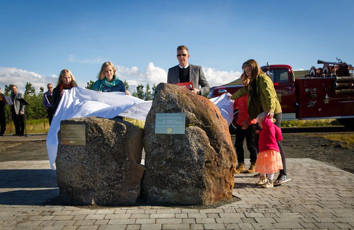 Viðstödd voru börn mannanna sem létust, þau Guðný Birta og Sara Elísabet Pálsdætur, og Markús, Snædís Lind og Krumma Dís Pétursbörn. Geir Kristinn Aðalsteinsson, formaður Íþróttabandalags Akureyrar er fyrir miðju.