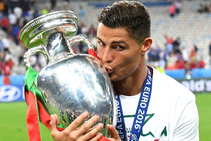 Cristiano Ronaldo kyssir hér EM-bikarinn eftir 1-0 sigur á Frakklandi í úrslitaleiknum á EM 2016.
