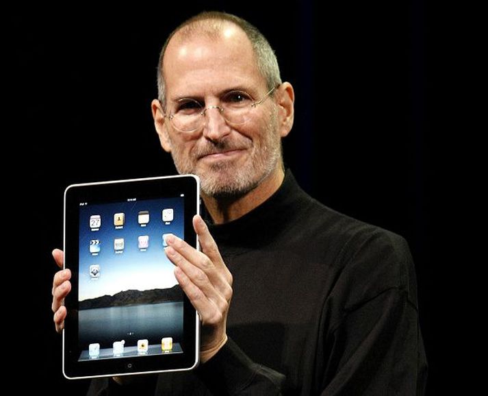 Steve Jobs, Forstjóri Apple svipti hulunni af nýrri tölvu og netbókaverslun í San Fransisco í gær. Fréttablaðið/Ap