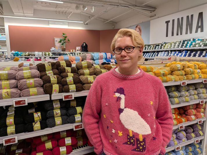 Samfélagsmiðlar, sköpunargleði og breytt viðhorf til neyslu eru meðal þeirra þátta sem hafa ýtt undir prjónasprengjuna hér á landi. Andri Þór Arnarson er sérfræðingur í vefverslun hjá JYSK og mikill áhugamaður um prjónamennsku. 