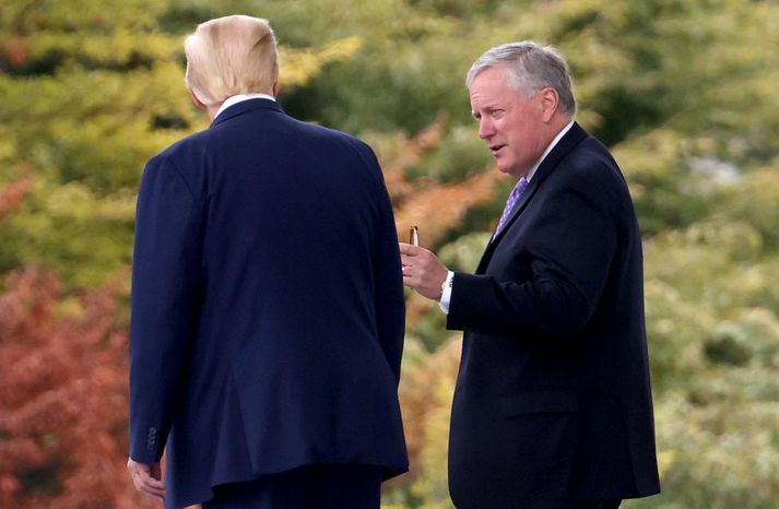 Mark Meadows, starfsmannastjóri Hvíta hússins, sést hér ræða við Donald Trump, Bandaríkjaforseta.