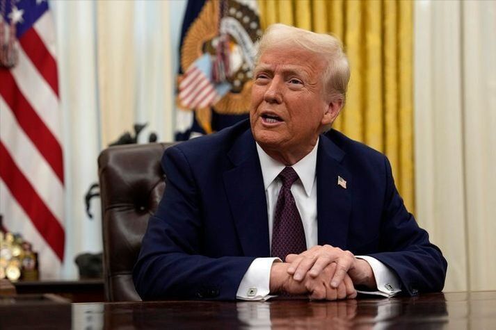 Trump segir nú að Repúblikanar hafi ekkert að fela, enda hafi Epstein verið Demókrati og sé því þeirra vandamál. 