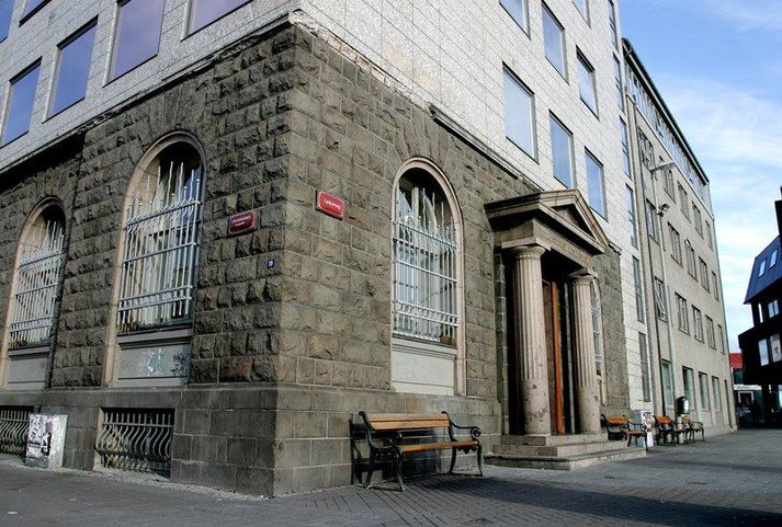 "Um leið og ég kom inn í íbúðina kom hann beint að mér, mjög ógnandi,“ sagði lögreglukonan.
