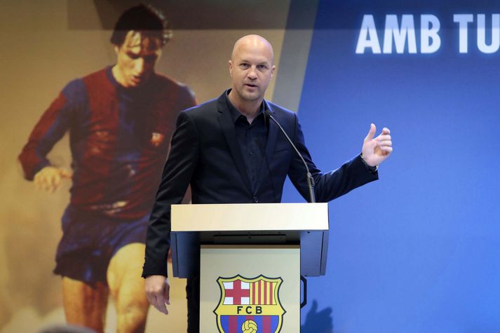 Jordi Cruyff sést hér halda tölu fyrir framan mynd af föður sínum Johani Cruyff.