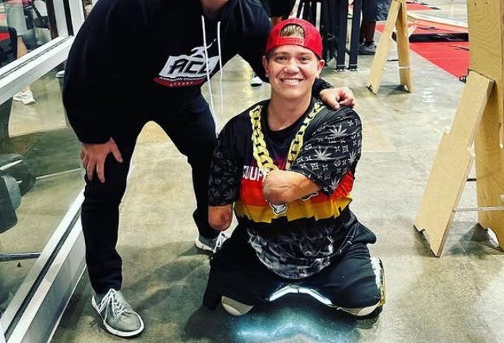 Dayton James Webber sést hér á góðum degi en hann hafði vakið mikla athygli fyrir að afreka margt bæði handa- og fótalaus.