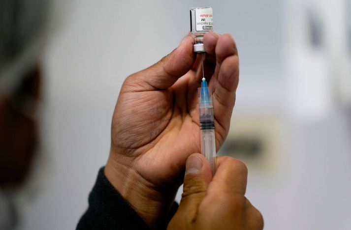 Sprauta með mRNA-bóluefni Pfizer gegn Covid-19.