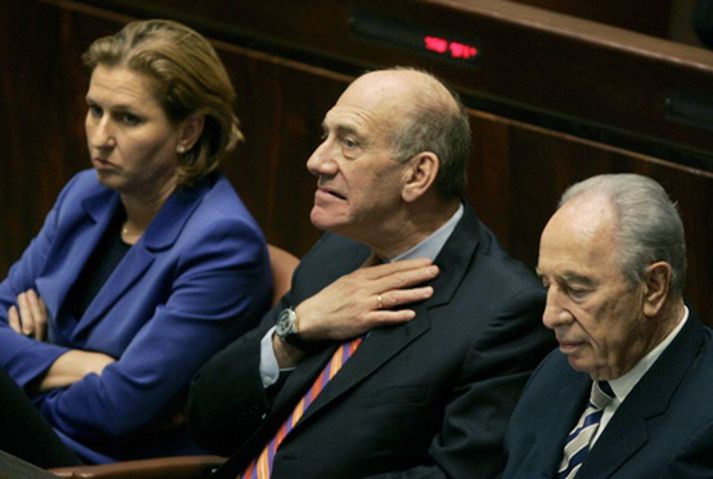 Tzipi Livni, Ehud Olmert og Shimon Peres, varaforsætisráðherra Ísraels, á ísraelska þinginu í dag.