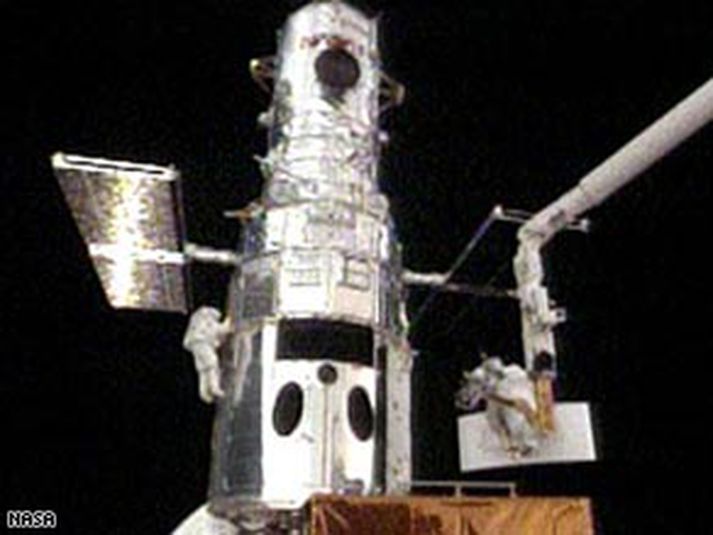 Geimfararnir að störfum við sjónaukann.