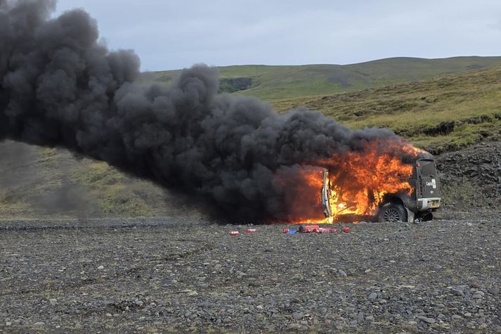Mikinn reyk lagði frá bílnum. 