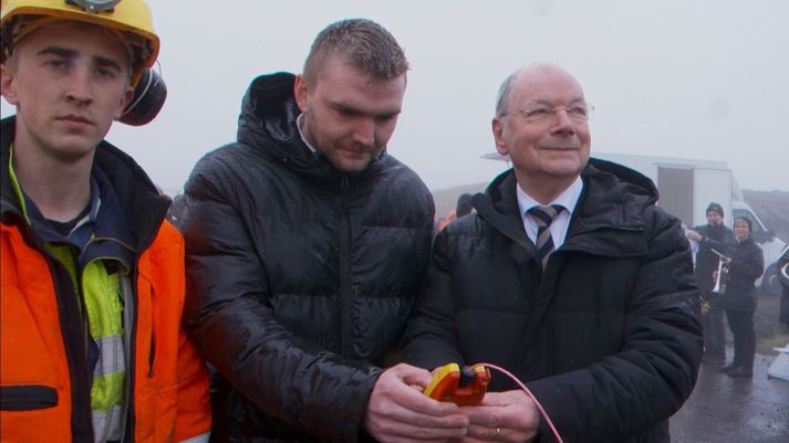 Formaður bæjarráðs og bæjarstjóri Þórshafnar, þeir Tróndur Sigurdsson og Heðin Mortensen, hleyptu verkinu af stað með fyrstu sprengingu í dag.