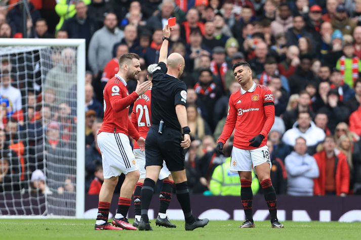 Casemiro vonsvikinn eftir að hafa séð rauða spjaldið koma úr vasa Anthony Taylor.