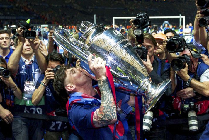 Lionel Messi kyssir Meistaradeildarbikarinn.