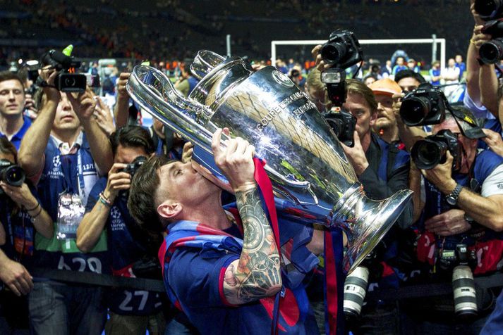 Lionel Messi kyssir Meistaradeildarbikarinn.