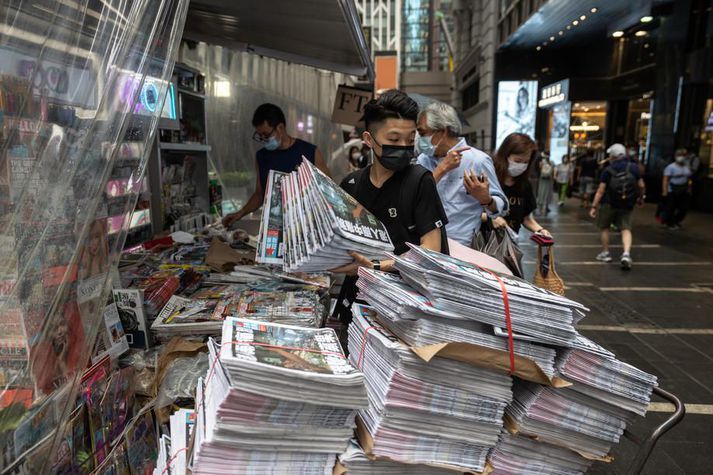 Útgáfu Apple Daily var hætt í júní eftir að öryggissveitir í Hong Kong handtóku starfsmenn, frystu eignir og gerðu húsleit í höfuðstöðvum blaðsins.