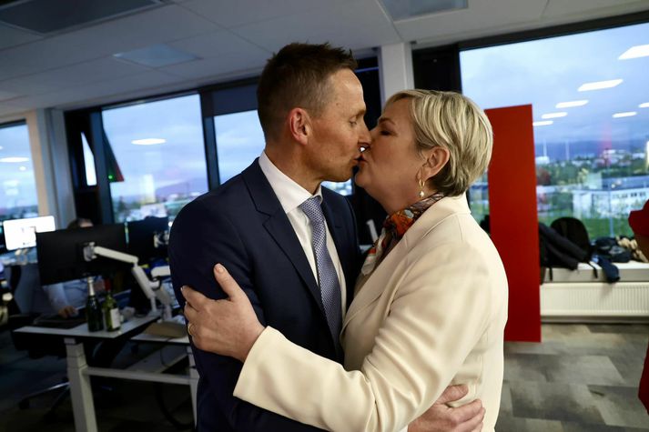 Halla smellir kossi á eiginmann sinn Björn Skúlason á ritstjórn fréttastofu Stöðvar 2, Vísis og Bylgjunnar áður en hún mætti í kosningasjónvarpið.