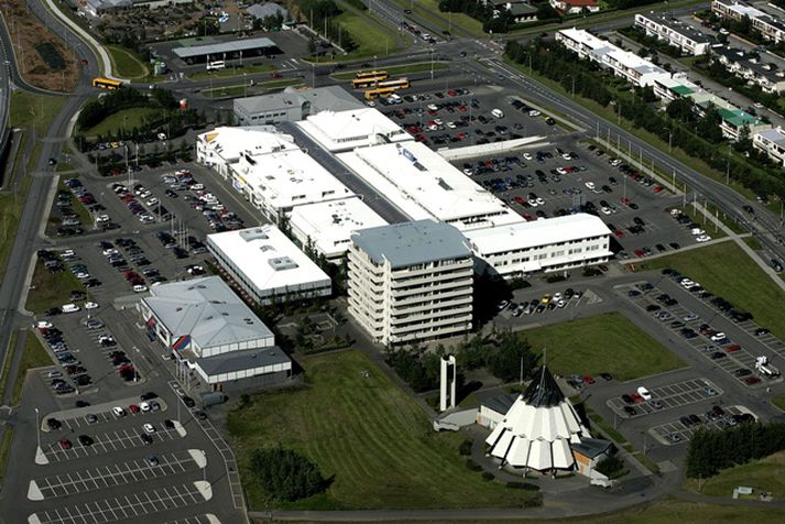 Reykur kemur úr kjallara Nettó í Mjódd