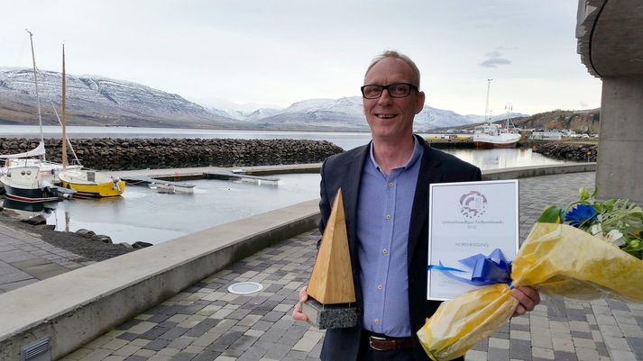 Guðbjartur Ellert með verðlaunagripinn, skúlptúr úr gabbrói og lerki eftir Aðalstein Svan Sigfússon myndlistarmann.