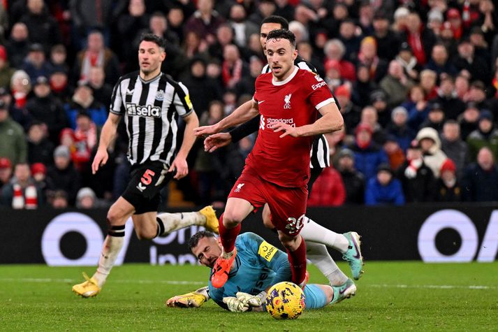 Diogo Jota féll í gasið eftir að hafa fengið snertingu frá Martin Dubravka.