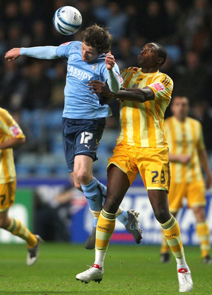 Aron Einar Gunnarsson í baráttunni við Shola Ameobi í kvöld.