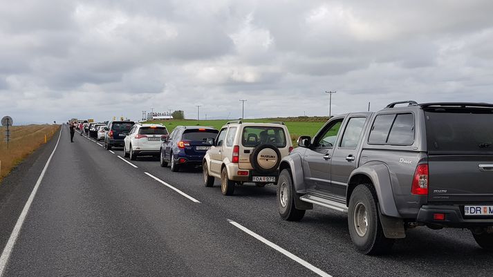 Bílaröð sem myndaðist á Suðurlandsvegi á sunnudag vegna framkvæmdanna.