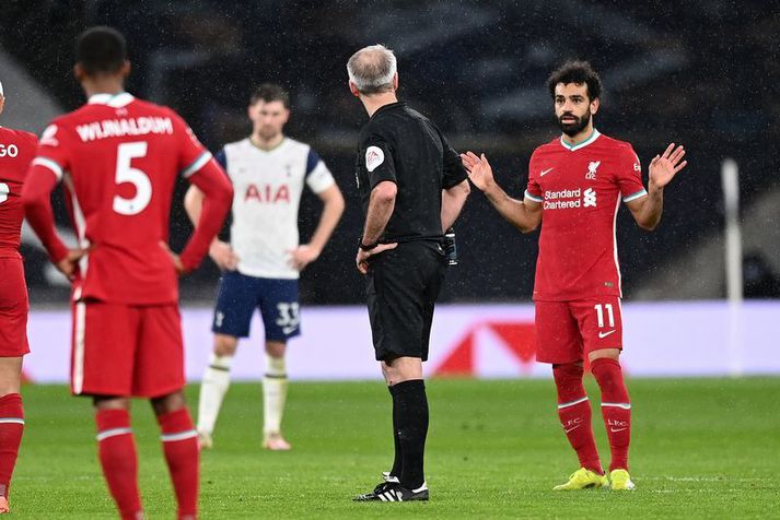 Mohamed Salah er hér að fá fréttirnar af því að Varsjáin sé búin að dæma markið af sem hann skoraði á móti Tottenham.