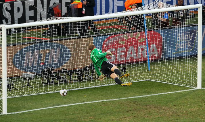 Manuel Neuer horfir á eftir boltanum lenda inni í markinu