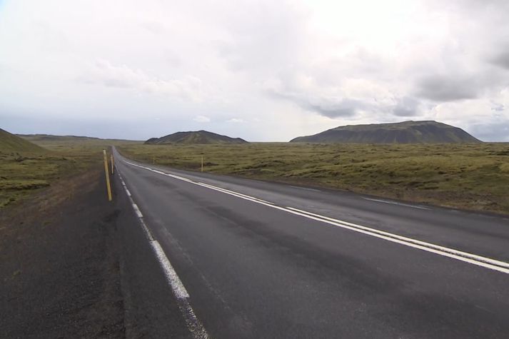 Frá þjóðveginum um Þrengsli. Um hann liggur aðalleiðin milli Þorlákshafnar og Reykjavíkur. Fjær sjást Litla-Sandfell og Geitafell.