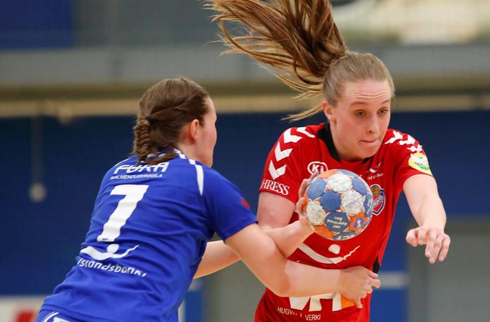 Karen Helga Díönudóttir, fyrirliði kvennaliðs Hauka í handbolta, varð í gær fyrsta Haukakonan til að taka við bikar síðan Hanna Guðrún Stefánsdóttir tók við deildarmeistaratitlinum sjö árum áður. 