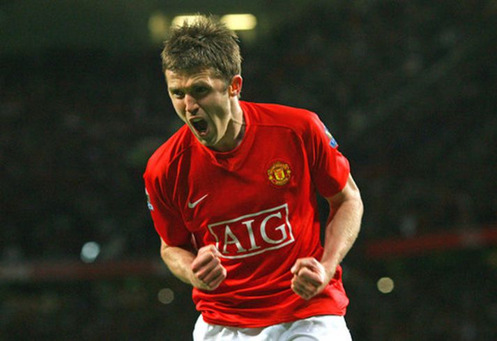 Michael Carrick fagnar marki í leik með Manchester United.