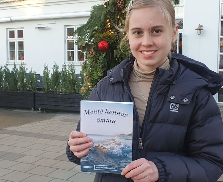 Halla María Lárusdóttir, 11 ára rithöfundur með bókina sína, „Menið hennar ömmu“.