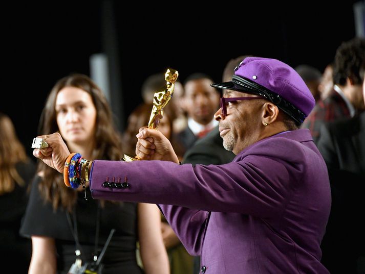 Spike Lee fagnar Óskarnum sem hann vann í nótt.