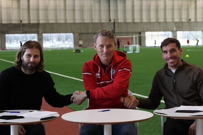 Brynjar Viggósson, formaður knattspyrnudeildar Hauka, býður hér þá Pablo Punyed og Óskar Örn Hauksson velkomna í félagið.