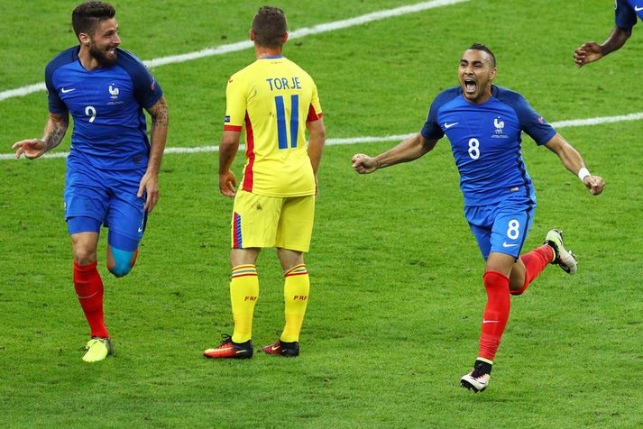 Dimitri Payet fagnar sigurmarkinu í kvöld.