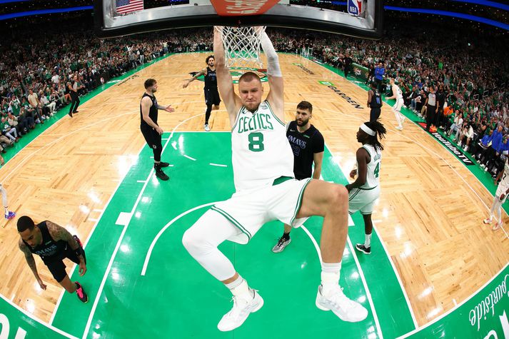 Kristaps Porzingis sneri aftur í lið Boston Celtics í nótt og átti stórgóðan leik.