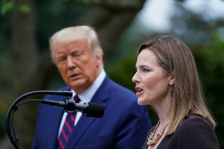 Amy Coney Barrett tekur við tilnefningu Trumps forseta á dögunum. Athöfnin var í Rósagarðinum í Hvíta húsinu og hefur verið harðlega gagnrýnd í ljósi þess að svo virðist sem hluti gestanna hafi smitast af kórónuveirunni en litlar sem engar tilraunir voru gerðar til að hafa smitvarnir í lagi á samkomunni. 