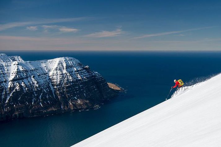 Það er bitist um að fá að rjúfa fannbreiðurnar á fjalllendi Tröllaskagans.