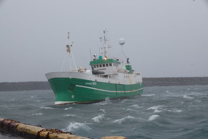Saxhamar SH 50 leggst að bryggju á Rifi. Vindhraði er mikill á Snæfellsnesi.