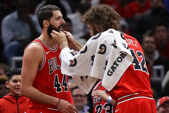 Er ekki allt í lagið með þig. Nikola Mirotic fær smá aðstoð frá liðsfélaga sínum Robin Lopez.