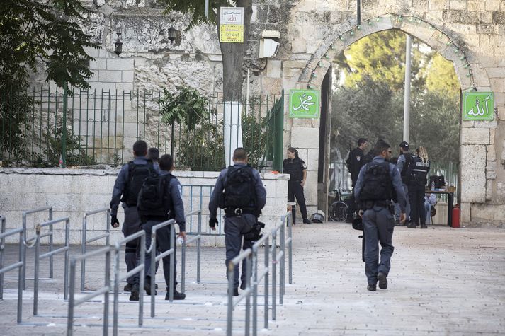 Ísraelar hertu öryggisráðstafanir í gömlu borginni í Jerúsalem eftir að tveir lögreglumenn voru drepnir þar.
