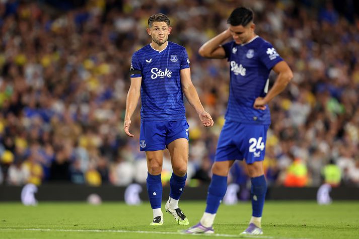 James Tarkowski reyndi að komast upp með að verja boltann með hendi en var gripinn í bólinu.