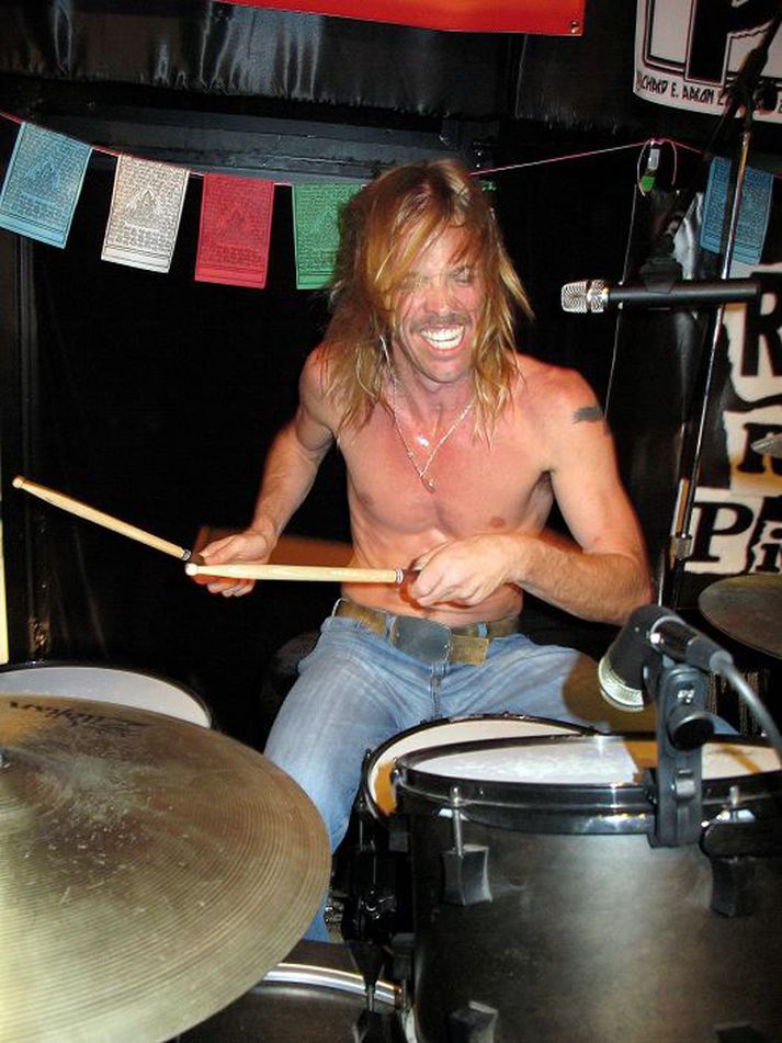 Taylor Hawkins úr Foo Fighters leikur Iggy Pop.