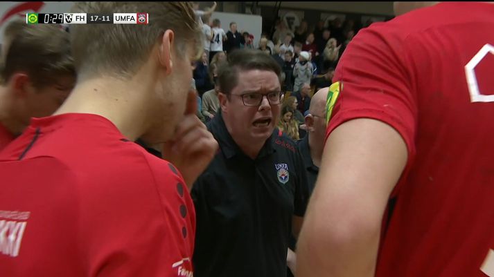Gunnar Magnússon var hundóánægður með varnarleik sinna manna, eins og áhorfendur Stöðvar 2 Sport fengu að sjá í beinni útsendingu.