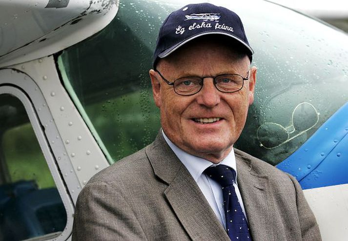 „Ómar! Helvítið þitt!“ Ómar varð fyrir þeirri óskemmtilegu reynslu að á hann var ráðist, bíll hans barinn utan og rúða mölvuð.
