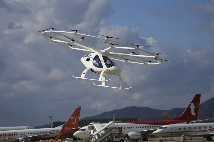 Flugtaxa þýska fyrirtækisins Volocopter 2X flogið á Gimpo-flugvellinum í Seoul í morgun.