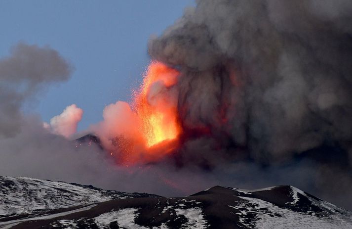 Hraunið braut sér leið út úr suðausturhluta Etnu og á tíma spúði fjallið hrauninu í loftið.