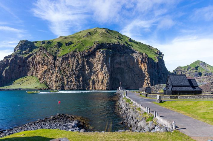 Veðrið verður hlýjast á Suðurlandi í dag. Gestir Þjóðhátíðar í Vestmannaeyjum gleðjast líklegast yfir þessum fregnum.