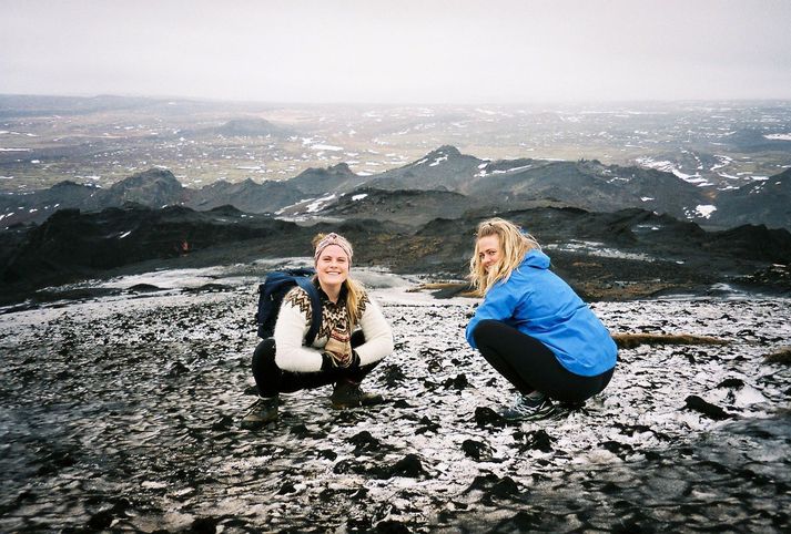 Jógakennararnir Íris Ösp Heiðrúnardóttir og Andrea Rún Carlsdóttir leggja af stað í hringferð á föstudag. Þær kenna jóga frítt á leiðinni en taka við frjálsum framlögum og grínast með að þær leiti að olíufursta. 