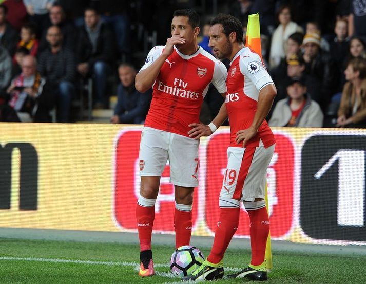 Alexis Sánchez og Cazorla ræðast við í leik með Arsenal.