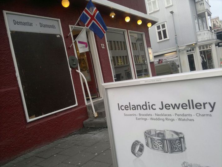 GÞ Skartgripir og úr er í Bankastræti 12. Sjá má á myndinni hvar tréplata hefur verið sett í staðinn fyrir rúðuna sem sprakk.